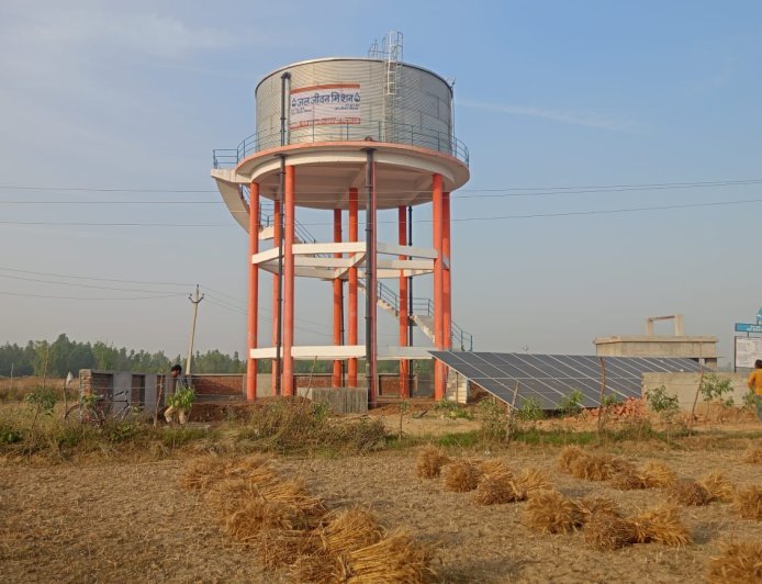 गांव ढका ता उजेरा मे ग्राम प्रधान और ठेकेदार पर युवक ने जबरन टंकी निर्माण का लगाया आरोप, डीएम ने जांच व कार्रवाई के दिए