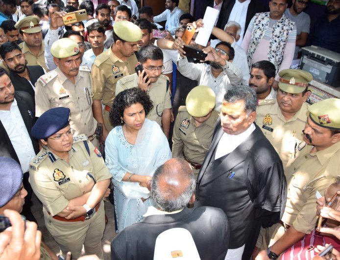 पारिवारिक विवाद में चली गोली, प्रशासन अलर्ट : डीएम-एसपी ने मौके से अस्पताल तक संभाली कमान ।