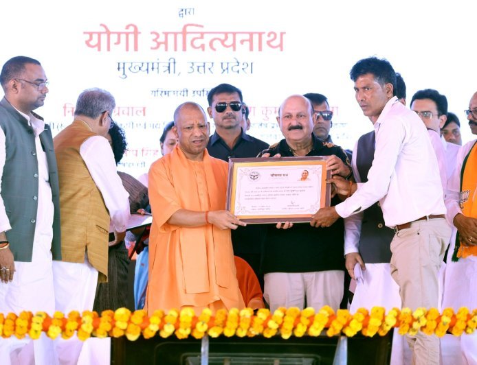 सीएम के हाथों सम्मानित हुए विभिन्न योजनाओं के लाभार्थी