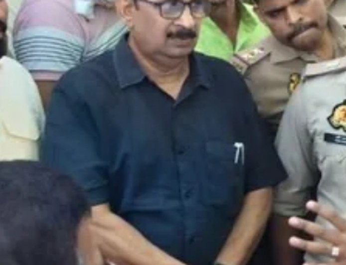 देवरिया में बरहज तहसील के उपजिलाधिकारी भूमि के विवाद में निलंबित