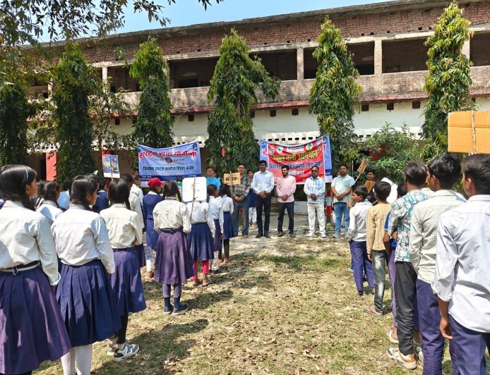 शिक्षा है अनमोल रतन: किसान इंटर कॉलेज के छात्रों ने रैली निकालकर भरी हुंकार
