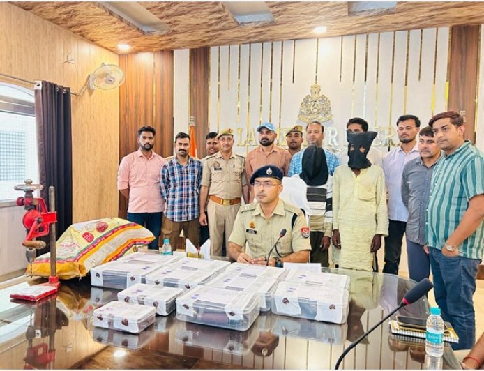 लुधोनी गांव के पास छप्पर डालकर बन रहे थे तमंचे, भारी मात्रा में हथियार व उपकरण बरामद