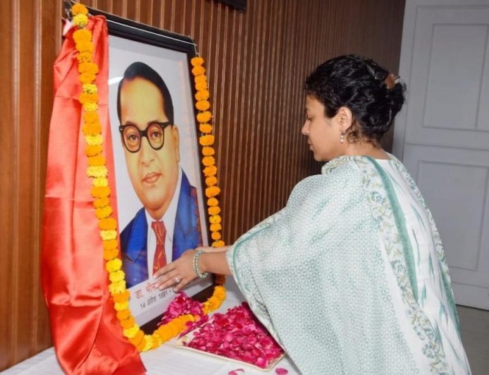 आंबेडकर जयंती पर अधिकारियों ने दी श्रद्धांजलि, डीएम ने किया आह्वान