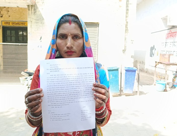 ग्राम आमखेड़ा में दबंग भूमाफियाओं ने सरकारी परती जमीन पर बनाया मकान, जिलाधिकारी से की शिकायत