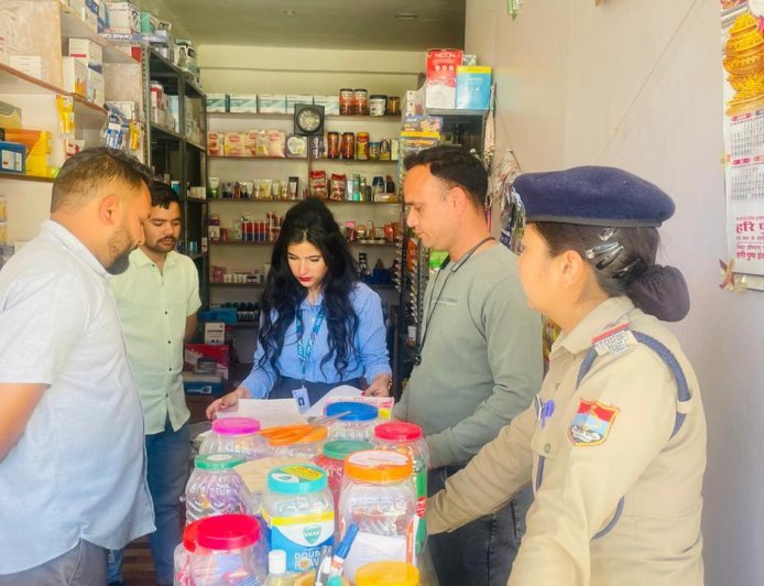 अल्मोड़ा में मेडिकल स्टोर्स पर छापेमारी, अनियमितताओं पर 5 प्रतिष्ठानों को नोटिस