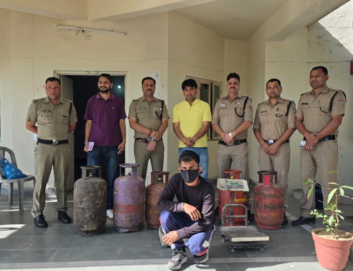 देहरादून में LPG कालाबाजारी पर सख्त कार्रवाई, अवैध गैस रिफिलिंग करते पकड़ा गया आरोपी
