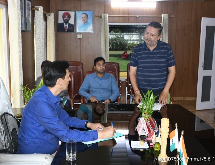 हल्द्वानी जनसुनवाई में आयुक्त दीपक रावत ने सुनी समस्याएं, कई मामलों का मौके पर निस्तारण