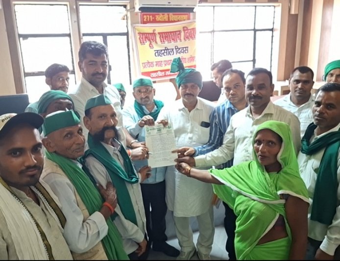 अयोध्या :  स्मार्ट मीटर के विरोध में किसानों ने तहसीलदार को सौंपा ज्ञापन, दिया आंदोलन की चेतावनी