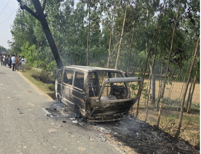 मुरादाबाद : बिजली के खंभे से टकराते ही कार बनी आग का गोला, बाल-बाल बचे सवार