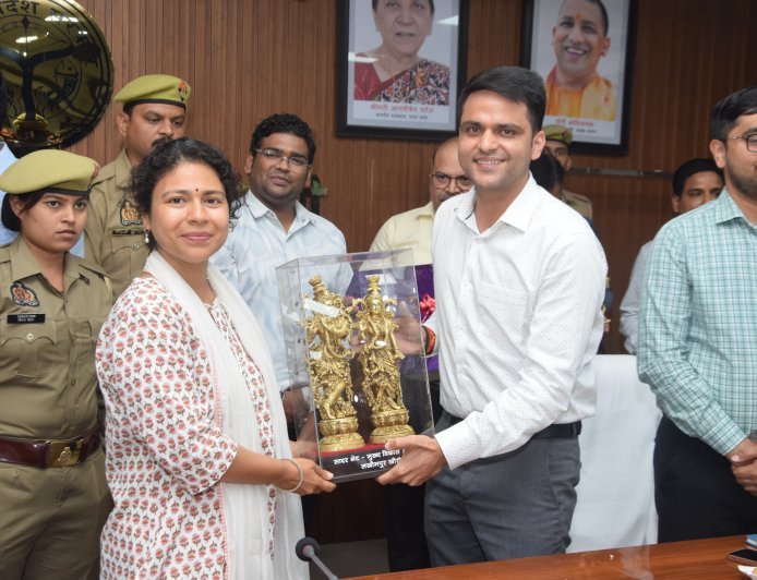 डीएम दुर्गा शक्ति नागपाल को विदाई