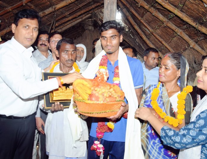 डीएम ने टॉपर को घर जाकर सराहा