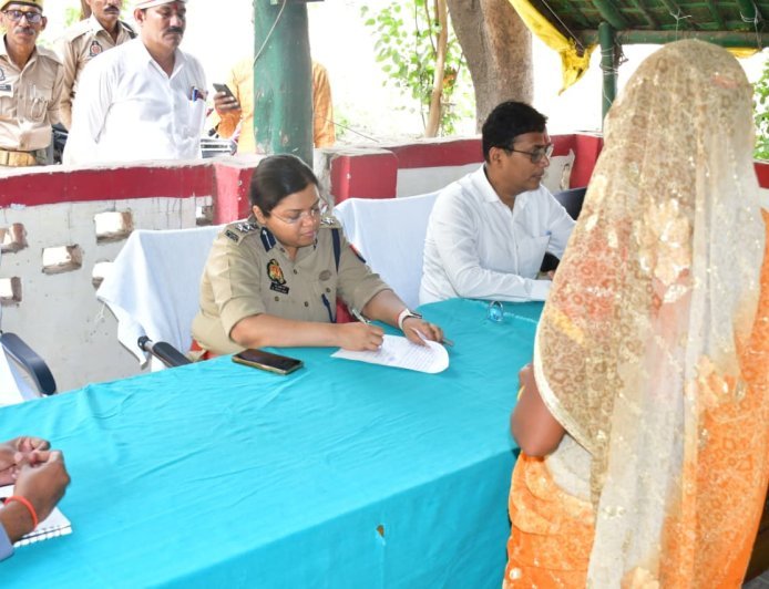 लखीमपुर खीरी: थाना समाधान दिवस में डीएम-एसपी सख्त