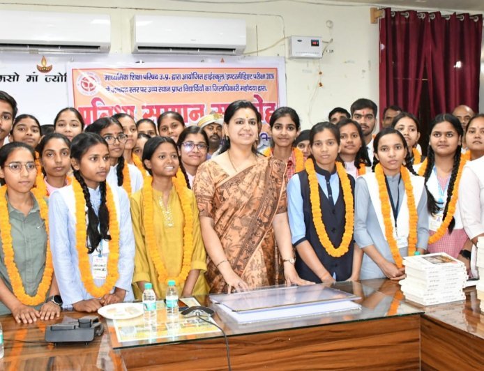 देवरिया में प्रतिभा सम्मान समारोह, मेधावी छात्र-छात्राओं को जिला प्रशासन ने किया सम्मानित