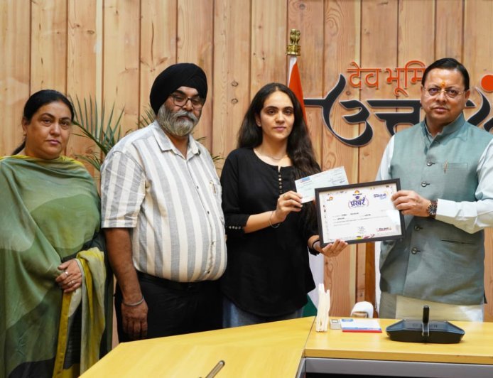 सीएम ने मेधावी छात्र किए सम्मानित