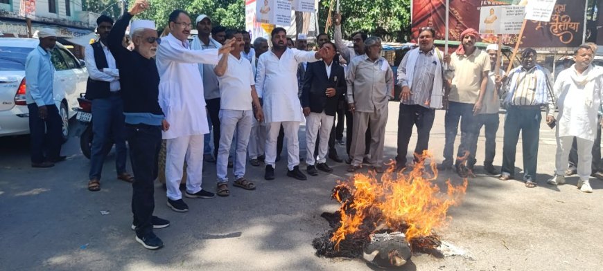 लखीमपुर खीरी: खड़गे पर टिप्पणी के विरोध में कांग्रेस का प्रदर्शन, किया पुतला दहन