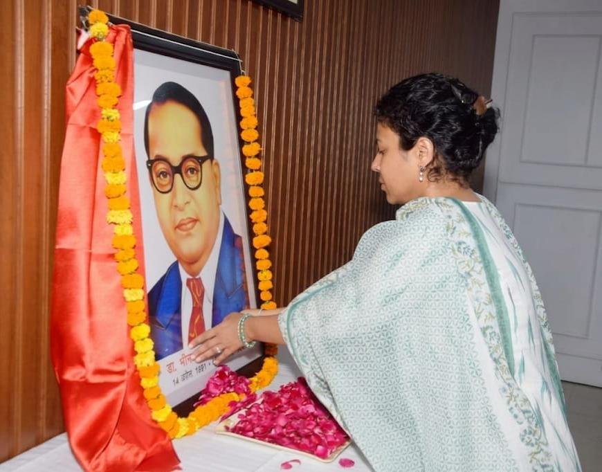 आंबेडकर जयंती पर अधिकारियों ने दी श्रद्धांजलि, डीएम ने किया आह्वान