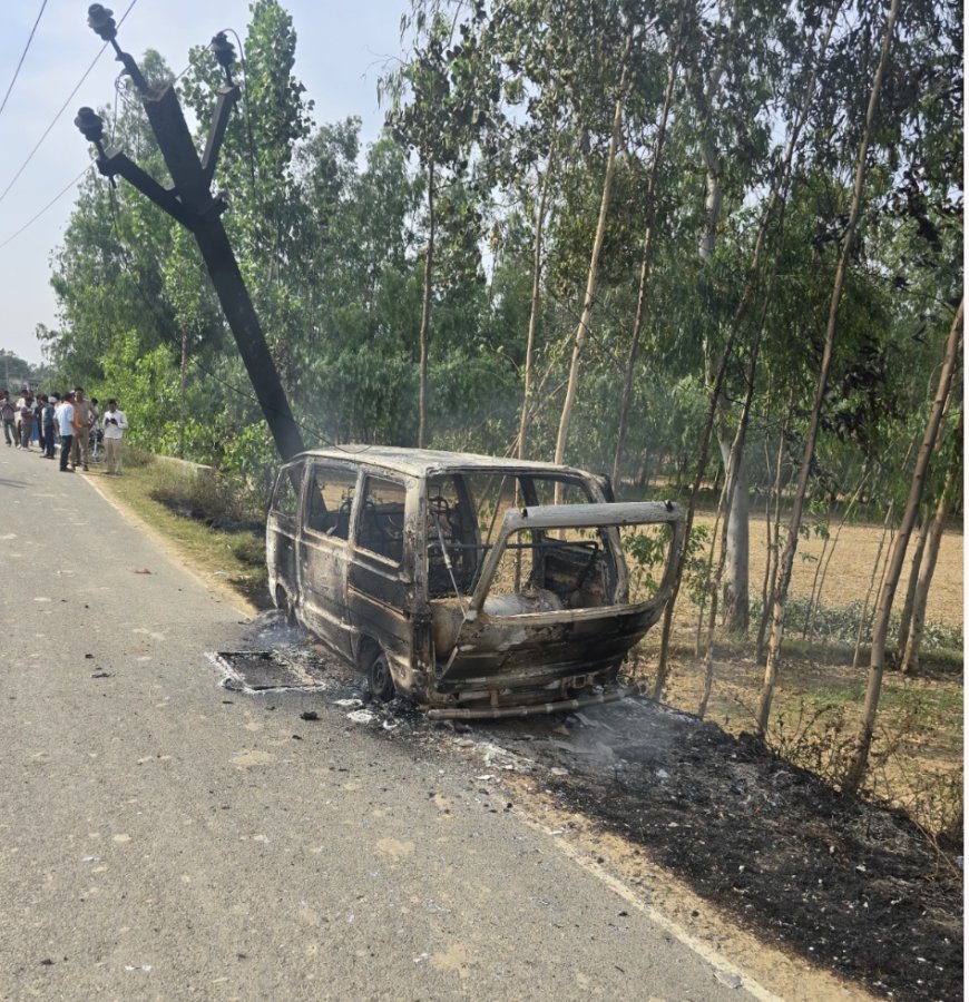 मुरादाबाद : बिजली के खंभे से टकराते ही कार बनी आग का गोला, बाल-बाल बचे सवार