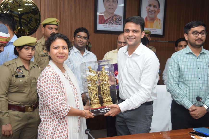 डीएम दुर्गा शक्ति नागपाल को विदाई