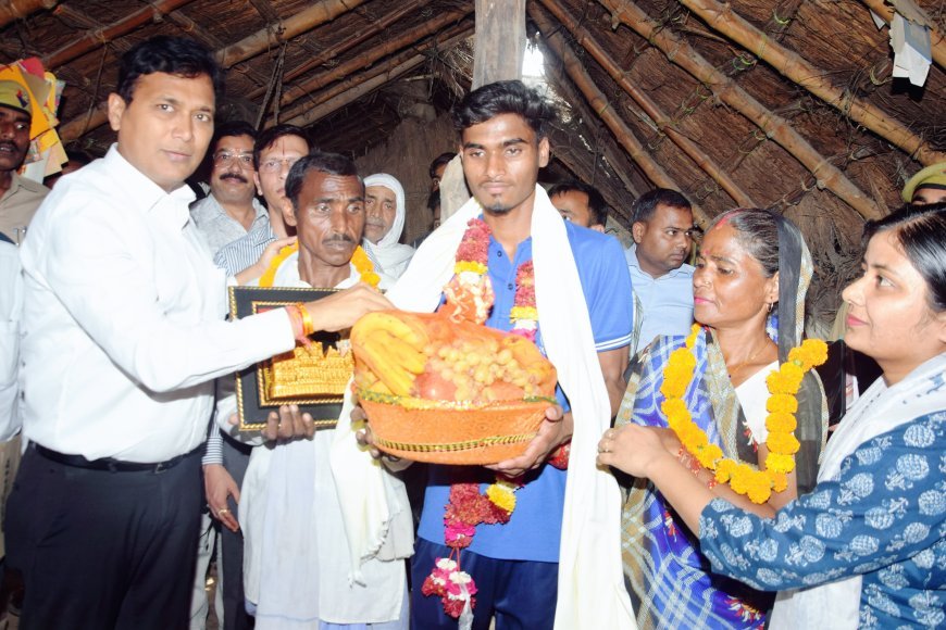 डीएम ने टॉपर को घर जाकर सराहा