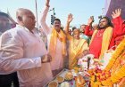 अयोध्या: बड़े मंगलवार पर भव्य भंडारा, पूर्व मंत्री तेजनारायण पांडे ‘पवन’ ने साधु-संतों संग किया प्रसाद वितरण