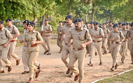 परेड में जवानों के साथ दौड़े एसएसपी नवनीत सिंह