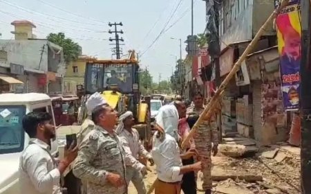 श्री कृष्ण जन्मस्थान क्षेत्र में अवैध होर्डिंग पर कार्रवाई