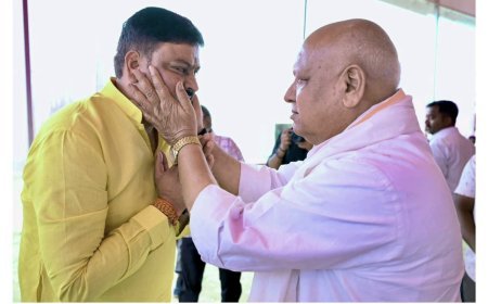 अयोध्या की  राजनीति में दिखा अनोखा अपनापन: दो पूर्व मंत्री,लल्लू सिंह और तेज नारायण पांडेय की मुलाकात बनी चर्चा का केंद्र