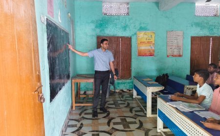 डीएम ने बच्चों से पूछे सवाल, शिक्षा व्यवस्था परखी