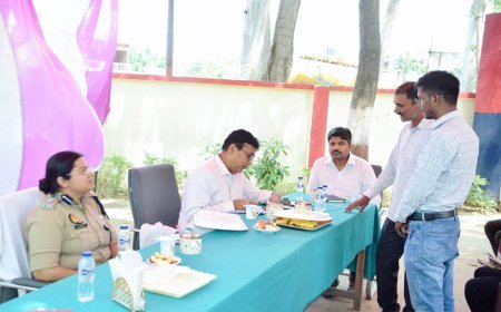 लखीमपुर खीरी: फरधान थाने में डीएम-एसपी ने सुनी शिकायतें