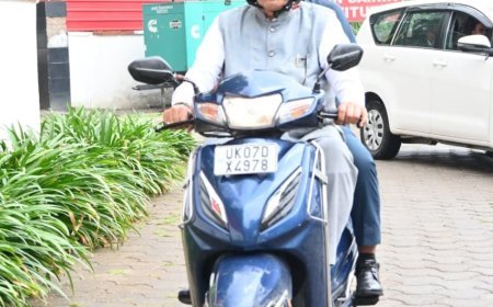 देहरादून : वैश्विक संकट के बीच स्कूटी से कैंप कार्यालय पहुंचे कृषि मंत्री गणेश जोशी
