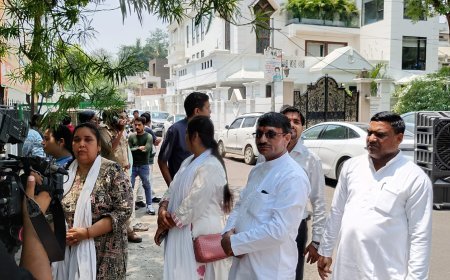 लखनऊ पहुंचकर महेश चंद शर्मा उर्फ गोल्डी भैया ने प्रतीक यादव को दी श्रद्धांजलि