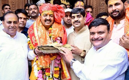 मथुरा पहुंचे उपमुख्यमंत्री, भाजपा कार्यकर्ताओं ने किया भव्य स्वागत, अधिकारियों संग की समीक्षा बैठक