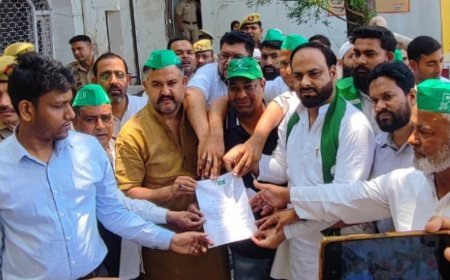 मुरादाबाद : AIMIM कार्यकर्ताओं ने कलेक्ट्रेट घेरा, नफरत फैलाने वाले नेताओं पर सख्त एक्शन की मांग