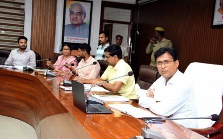 लखीमपुर खीरी: डीएम अंजनी कुमार सिंह ने कर-करेत्तर एवं राजस्व वादों की समीक्षा की, लक्ष्य पूर्ति के दिए सख्त निर्देश