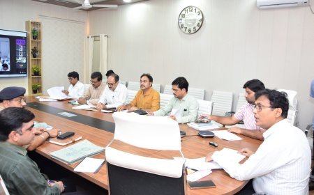लखीमपुर खीरी: डीएम अंजनी कुमार सिंह की सख्ती, पेट्रोल पंप एनओसी प्रक्रिया में तेजी लाने के निर्देश