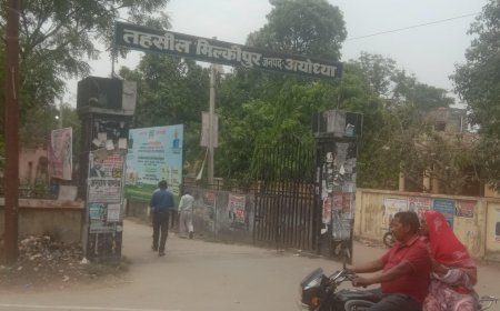 फर्जी बाबू (क्लर्क) पर धोखाधड़ी और दलाली का आरोप, डीएम से शिकायत