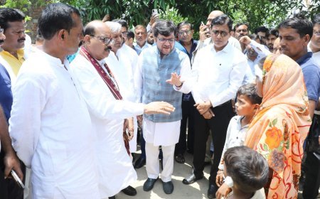 लखीमपुर खीरी: आंधी पीड़ित परिवार से मिले प्रभारी मंत्री नितिन अग्रवाल, राहत राशि और सरकारी मदद का दिया भरोसा