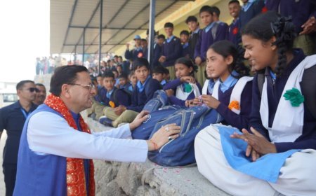 चम्पावत : सीएम पुष्कर सिंह धामी ने देवीधुरा में छात्र-छात्राओं से किया संवाद, उज्ज्वल भविष्य की दी शुभकामनाएं