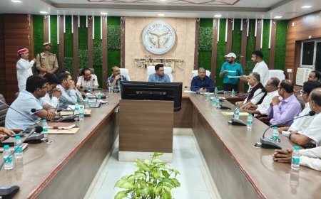 जौनपुर: जिलाधिकारी ने विद्युत विभाग की समीक्षा बैठक में अधिकारियों को लगाई फटकार