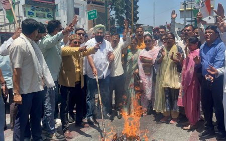 देहरादून : पेट्रोल-डीजल की कीमतों में वृद्धि के विरोध में कांग्रेस ने फूंका भाजपा का पुतला