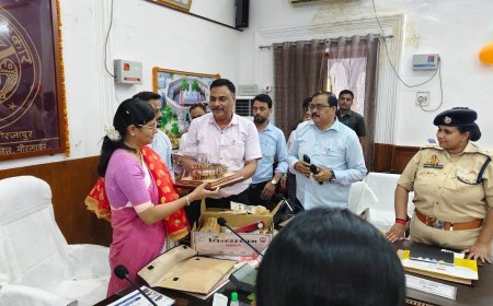 मिर्ज़ापुर :  केन्द्रीय राज्यमंत्री ने विन्ध्य प्रसादम बाक्स व गिफ्ट बाक्स का किया शुभारम्भ