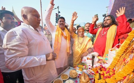 अयोध्या: बड़े मंगलवार पर भव्य भंडारा, पूर्व मंत्री तेजनारायण पांडे ‘पवन’ ने साधु-संतों संग किया प्रसाद वितरण