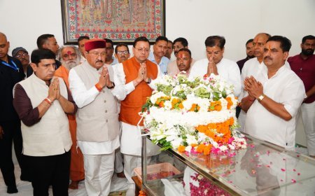 देहरादून : सीएम धामी ने स्वर्गीय मेजर जनरल भुवन चंद्र खण्डूरी को अर्पित की भावभीनी श्रद्धांजलि