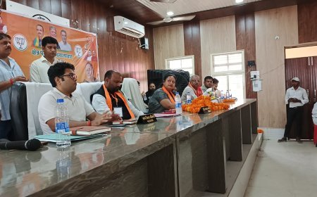 शाहजहांपुर: जलालाबाद में क्षेत्र पंचायत की मीटिंग में ब्लॉक प्रमुख लता सिंह ने क्षेत्र पंचायत सदस्यों को उपहार देकर किया सम्मानित