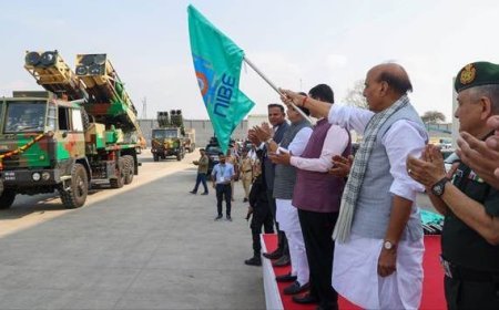 महाराष्ट्र : रक्षा मंत्री राजनाथ ने भारत की पहली 300 किलोमीटर की सार्वभौमिक रॉकेट प्रक्षेपण प्रणाली को दिखाई हरी झंडी