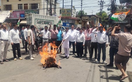 देहरादून : पेट्रोल 100 के पार। कांग्रेस ने फूंका भाजपा सरकार का पुतला