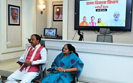 लखनऊ : उपमुख्यमंत्री केशव प्रसाद मौर्य ने ग्राम्य विकास विभाग की उच्च स्तरीय समीक्षा बैठक में दिए कड़े निर्देश