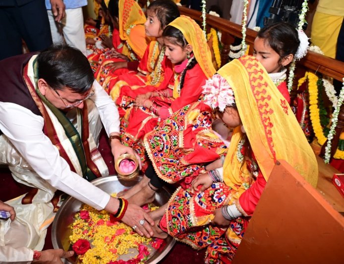 डोल आश्रम में सीएम ने की पूजा-अर्चना