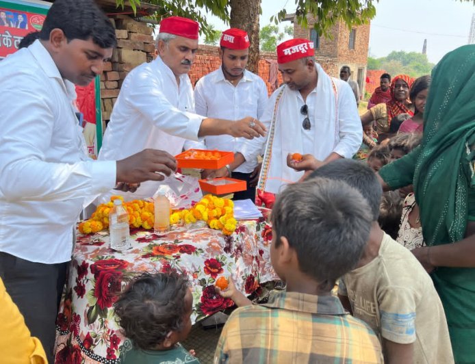 जौनपुर : समाजवादी मजदूर सभा द्वारा मजदूरों को सम्मानित किया गया