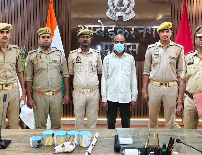 अम्बेडकर नगर: हत्या का सफल अनावरण करते हुए अभियुक्त को किया गया गिरफ्तार